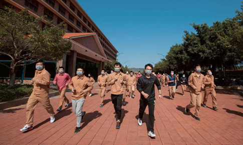 組織“跑在陽光下，跑進健康里”體育活動